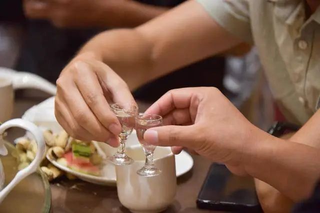 敬酒時不知道說什么？學(xué)會這四招，得體又恰當(dāng)，敬酒不再尷尬！.jpg
