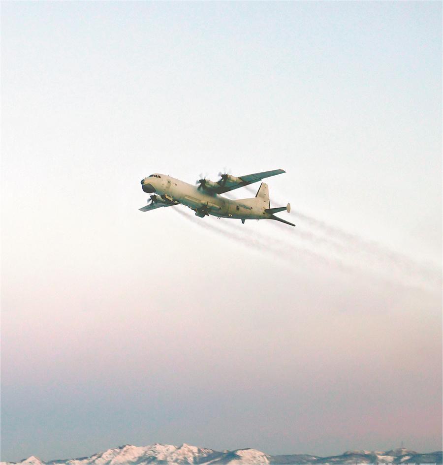 參訓(xùn)戰(zhàn)機呼嘯升空。.jpg