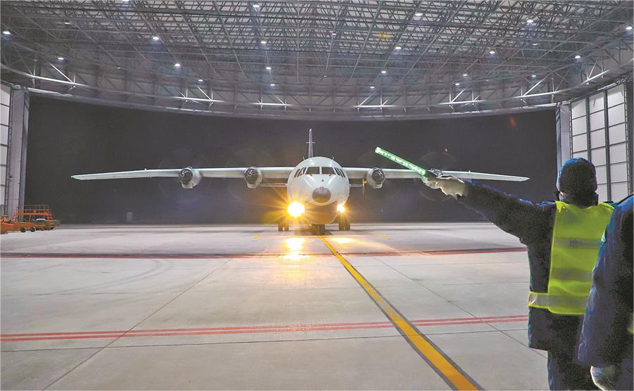 夜間訓(xùn)練結(jié)束，戰(zhàn)機返場.jpg