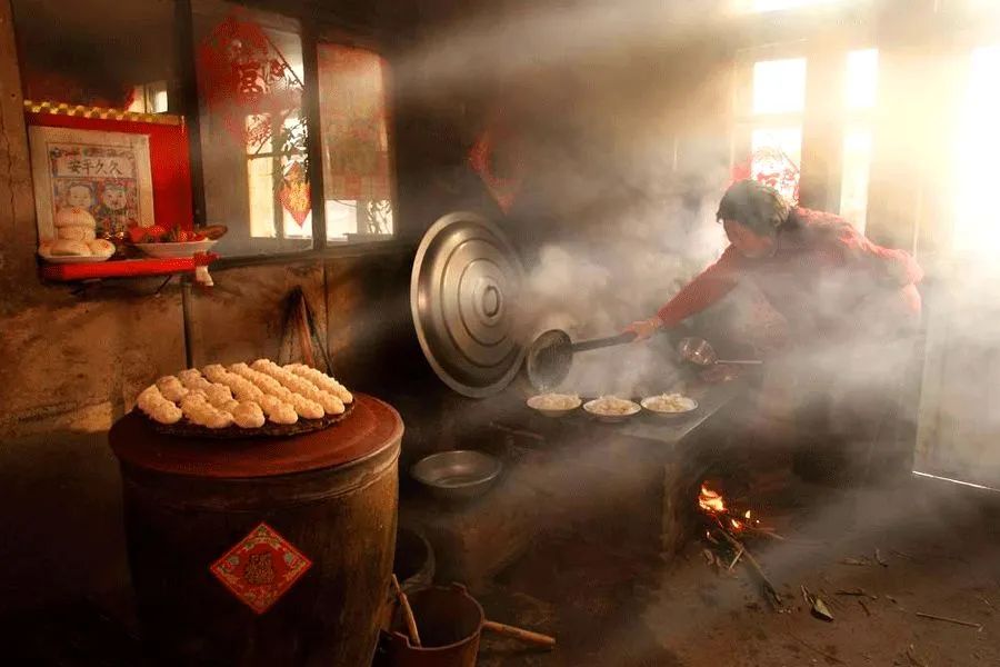綁火神，就是將玉米?；螓湽＝壴谝桓L(zhǎng)長(zhǎng)的木棒上.jpg