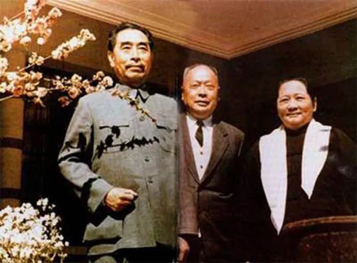 1964年，陳毅與周恩來(lái)、宋慶齡合影.jpg
