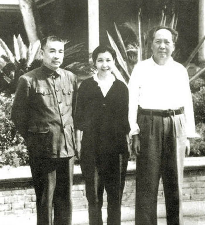 毛澤東與陶鑄、曾志合影.jpg