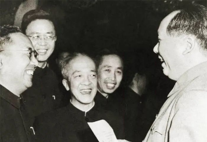 毛澤東與費(fèi)孝通（左一）正在交談.jpg