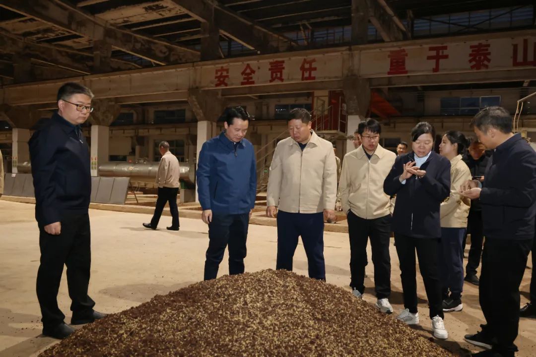 丁雄軍、王莉查看酒醅.jpg