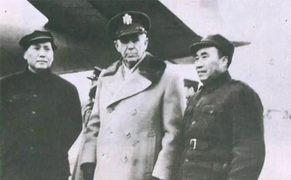 毛澤東、朱德與軍事三人小組的馬歇爾在延安機(jī)場合影.jpg