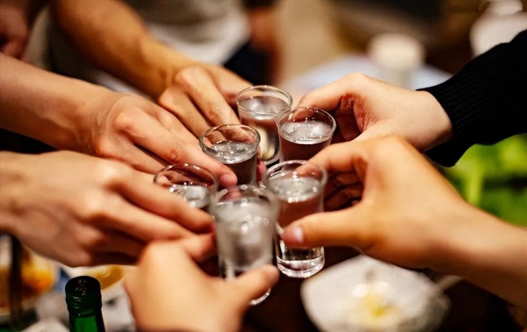 如何正確結(jié)交酒桌上的人？.jpg