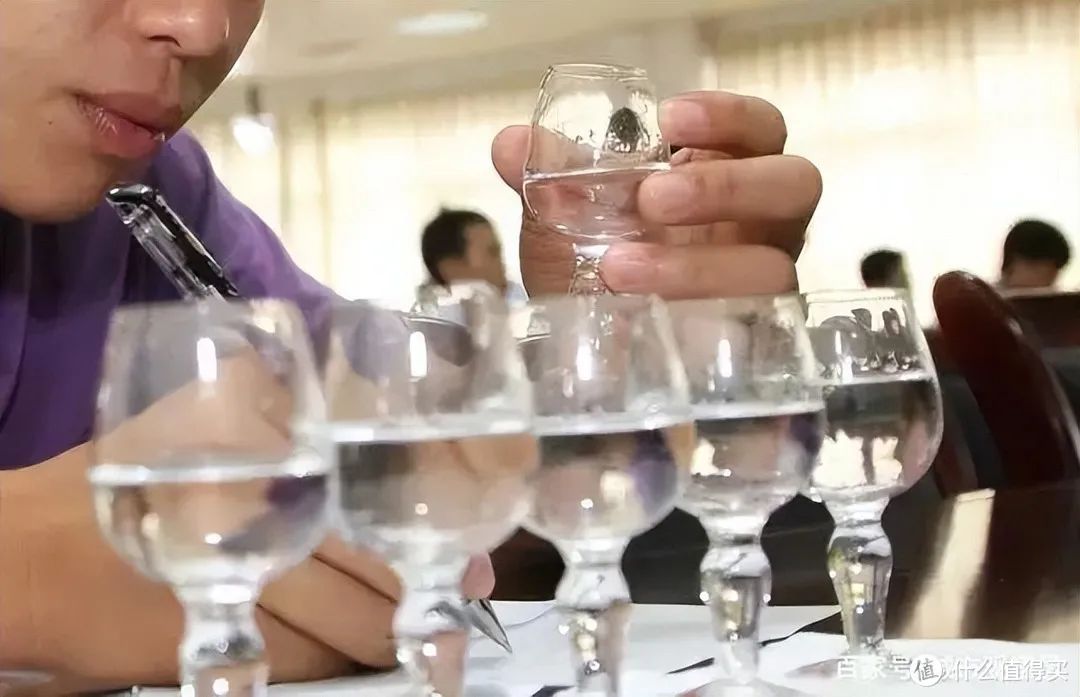 很多酒友平日里沒有留意看，現(xiàn)在出售的醬香酒等級多為“優(yōu)級”、“一級”、”二級”。比較有意思的是，有的醬香酒價格較高，但卻是一級，有的價格低卻是優(yōu)級。.jpg