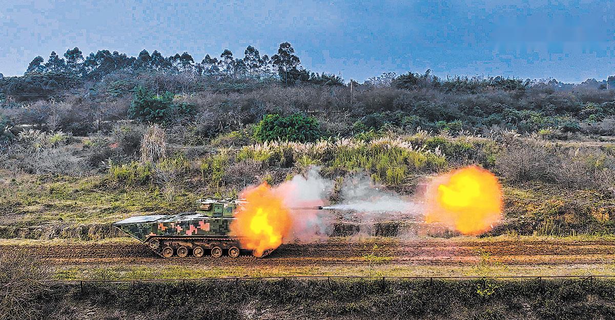 近日，陸軍某旅組織裝甲分隊戰(zhàn)斗射擊考核。劉  浩攝.jpg