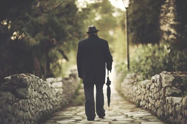 “老人歸去，早有暗示”，老人出現(xiàn)這5個舉動，子女要留意！.jpg