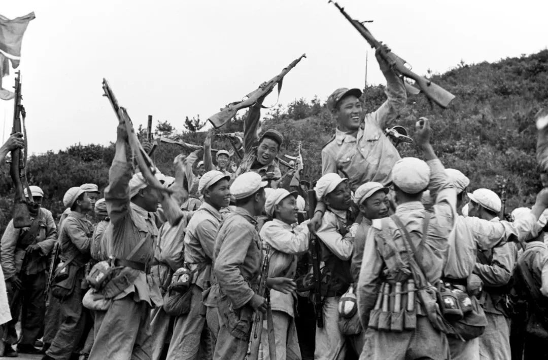 這是中國人民志愿軍和朝鮮人民軍一起歡慶戰(zhàn)斗勝利。.jpg