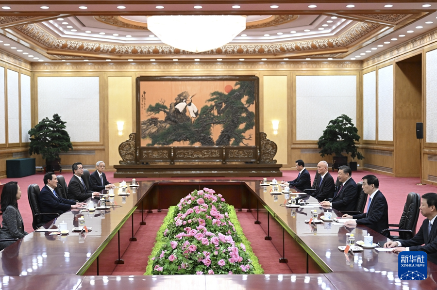 新華社北京4月10日電  中共中央總書記習(xí)近平10日下午在京會見馬英九一行。3.png