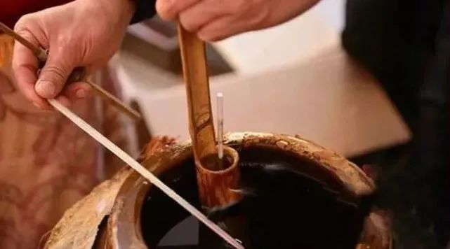 用酒勾酒的方法，醬香型白酒可以演化出層次感豐富的品味.jpg