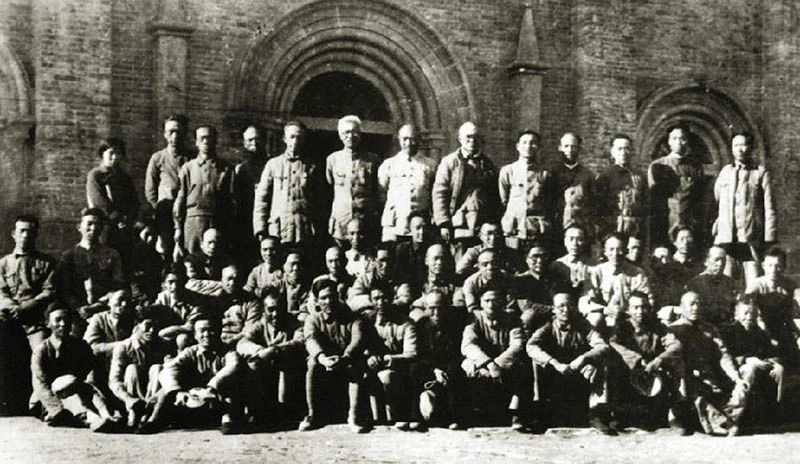 1938年9月，參加中國共產(chǎn)黨擴大的六屆六中全會與會代表合影.jpg
