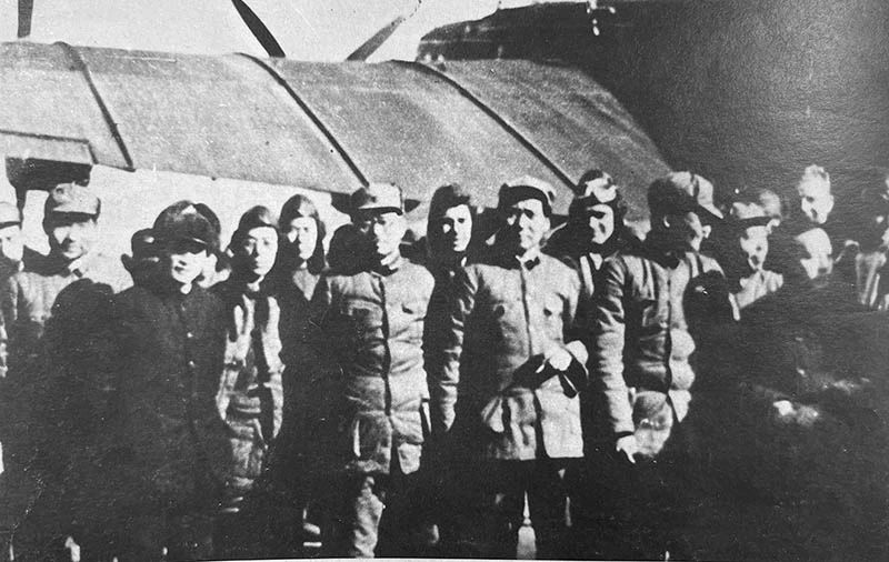 1937年11月，毛澤東等在機場歡迎王明、康生、陳云等從蘇聯(lián)回到延安.jpg