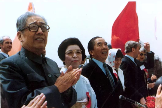 柴樹藩（左一）、包玉剛（左三）.png