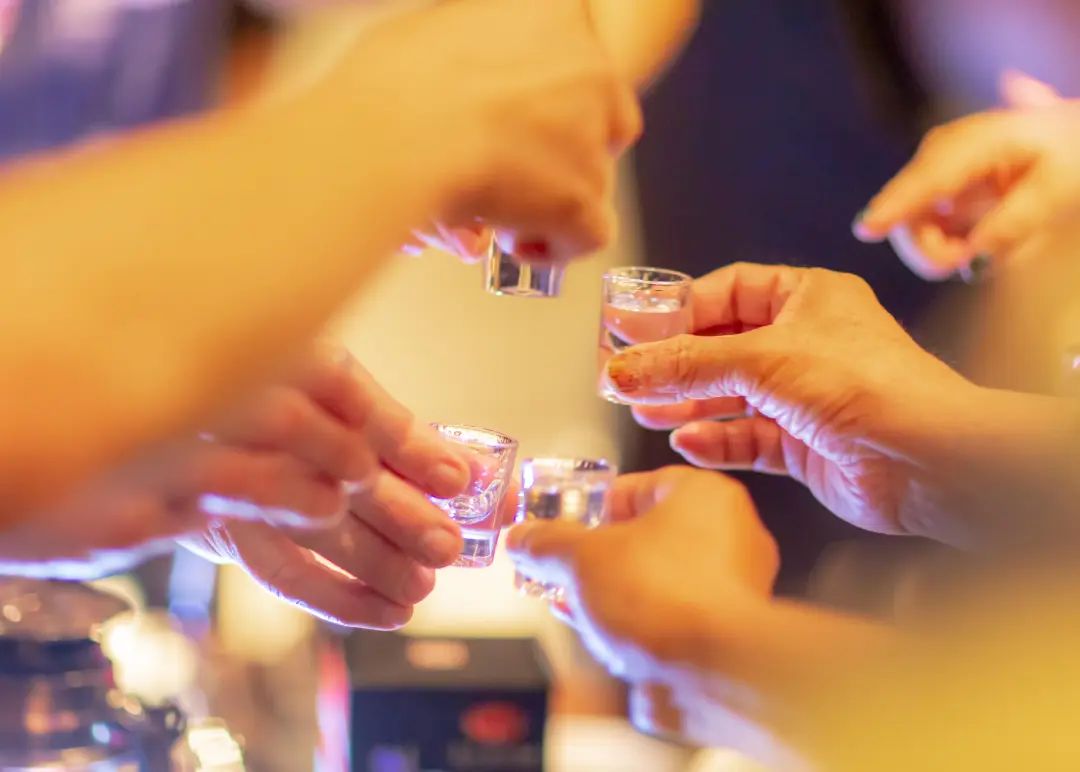 教你幾招醬酒喝法，招待應(yīng)酬不失禮!.jpg