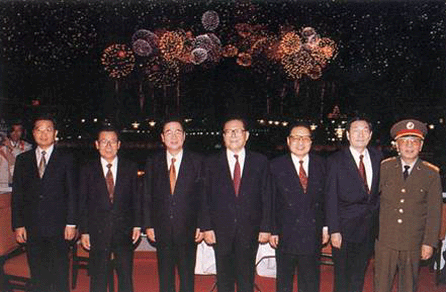 1992年10月19日，新當(dāng)選的中共中央政治局常委江澤民、李鵬、喬石、李瑞環(huán)、朱镕基、劉華清、胡錦濤會見中外記者.gif