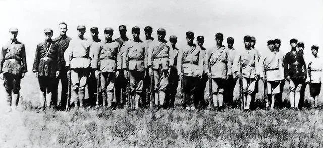 剛抵達(dá)戈壁灘時(shí)，孫繼先為了鼓舞全軍士氣，提出了“干在戈壁灘，埋頭在青山”的口號(hào)。.jpg