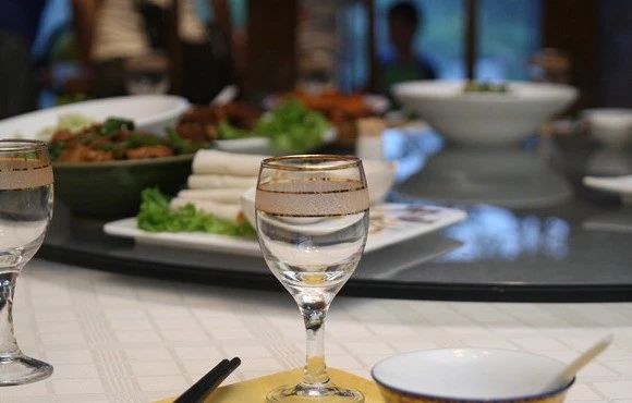 酒局：圈子不同，不必強融.jpg