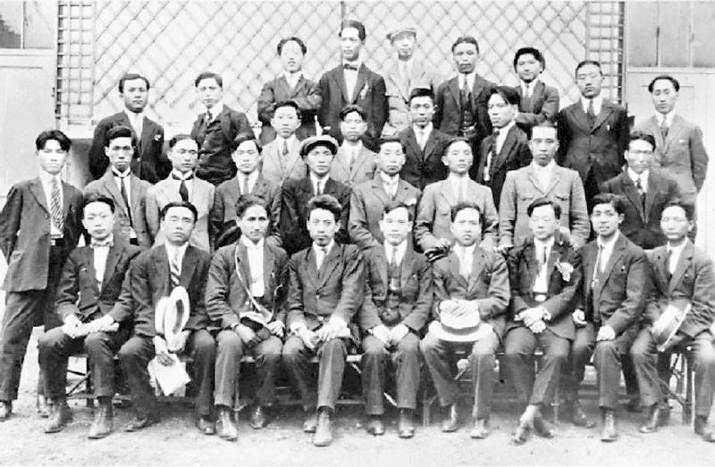 1924年7月，出席旅歐中國(guó)共產(chǎn)主義青年團(tuán)第三次代表大會(huì)的代表在巴黎合影，后排右三為鄧小平.jpg