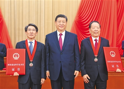 中共中央總書記、國家主席、中央軍委主席習近平向獲得二〇二三年度國家最高科學技術(shù)獎的武漢大學李德仁院士（右）和清華大學薛其坤院士（左）頒獎。.jpg