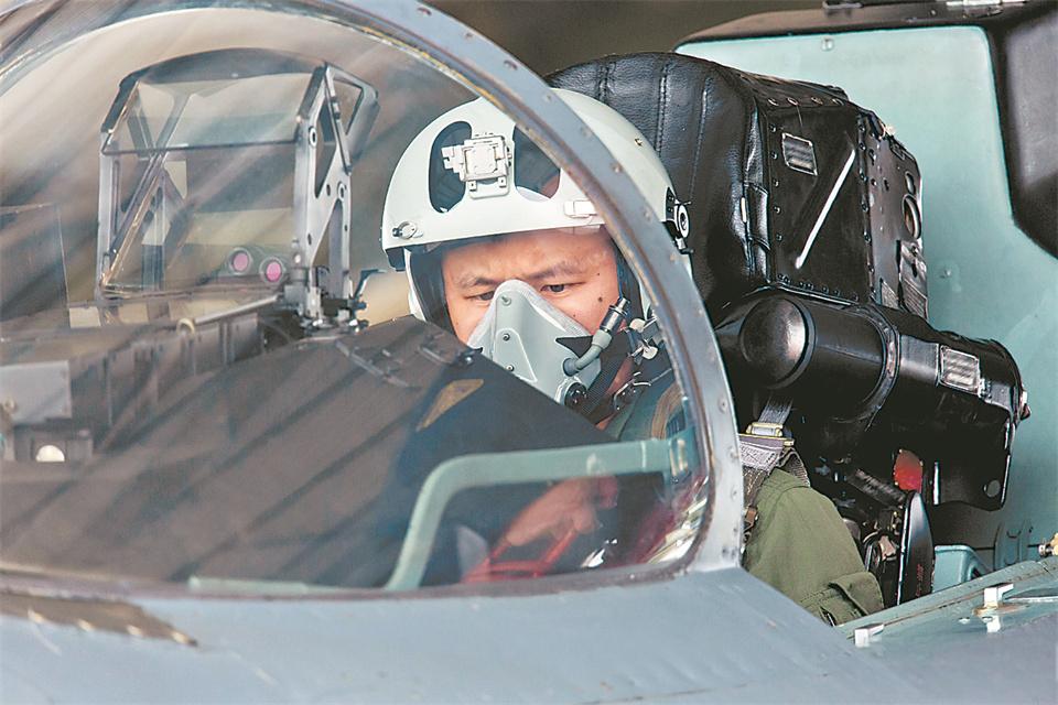 起飛前，飛行員仔細(xì)檢查飛機(jī).jpg