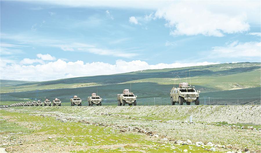 近日，西藏軍區(qū)某部組織長途機(jī)動訓(xùn)練。 楊  凱 攝.jpg