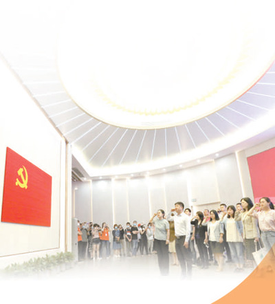 黨員在中共一大紀(jì)念館里重溫入黨誓詞。.jpg