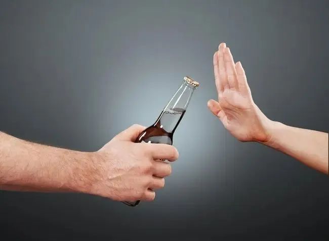 拒酒有門道、倒酒有學(xué)問、敬酒有規(guī)矩1.jpg
